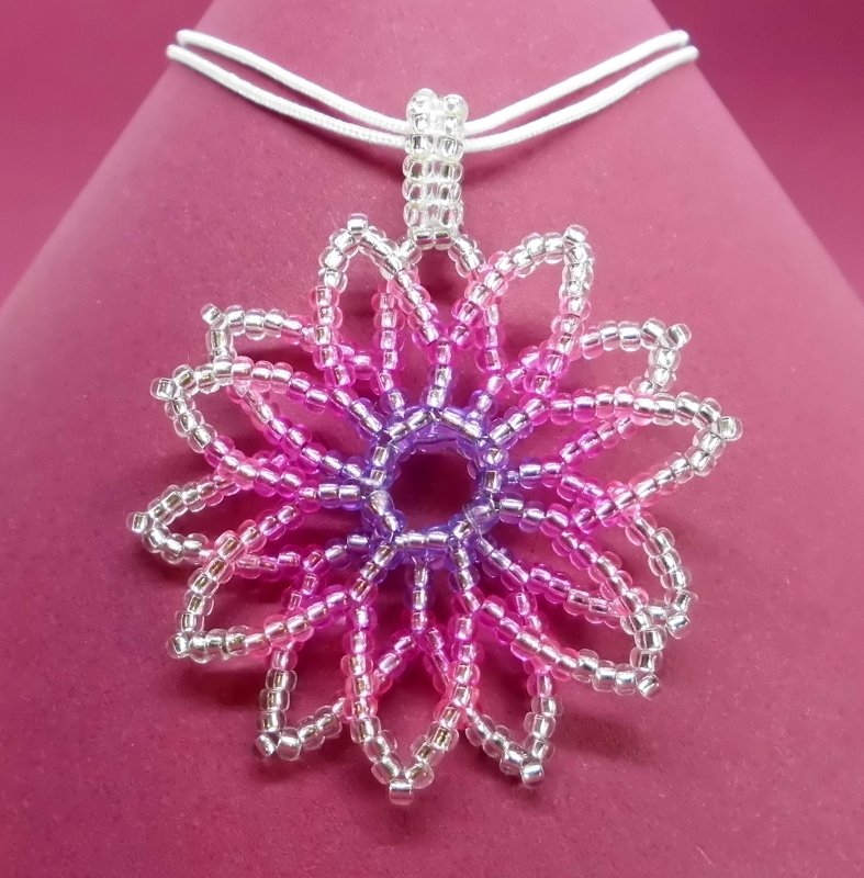 Dahlia Perlen-Anhänger im Farbverlauf