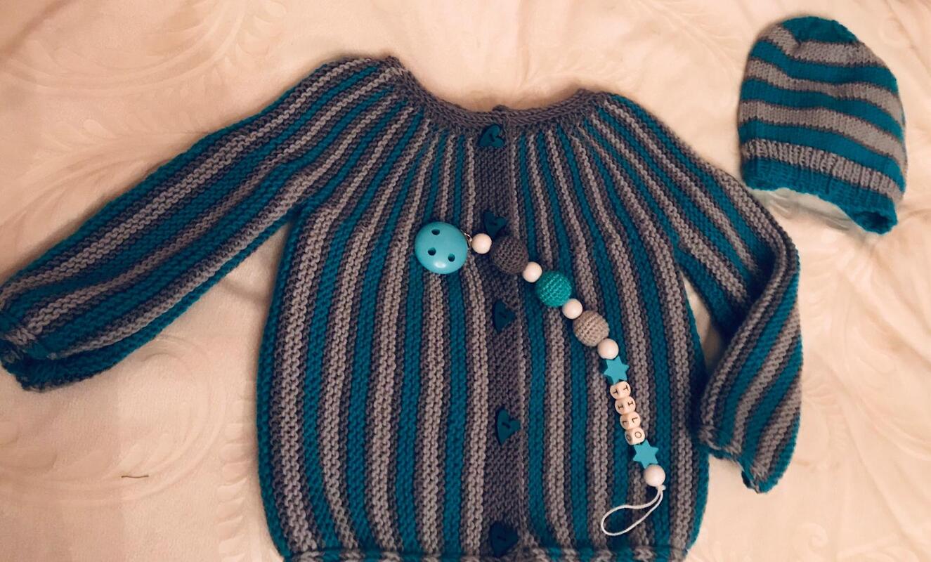 Handgestrickte Babyjacke und Mütze gestreift in Petrol und Grau mit Schnullerkette