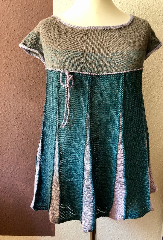 Zweifarbige glatt rechts gestrickte Damen-Tunika in Türkis und Helllila mit kurzen Ärmeln und keilförmigen Einsätzen