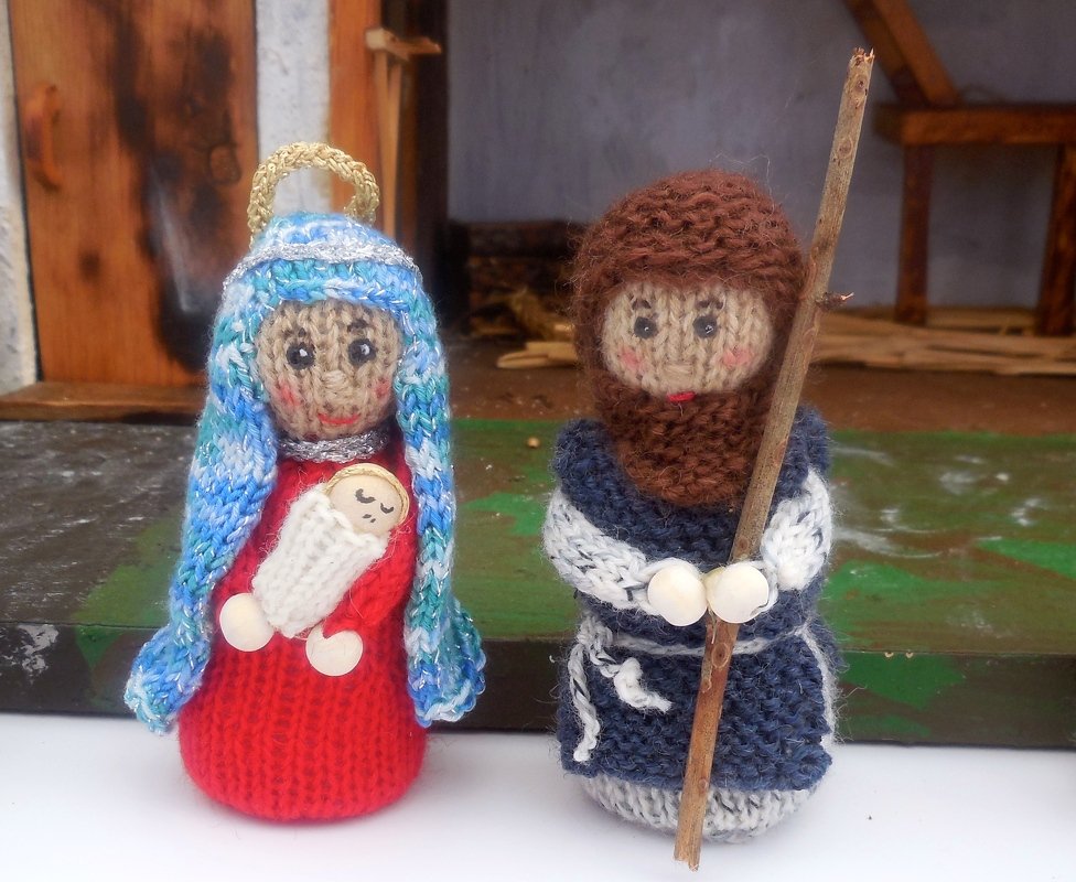 Gestrickte Krippenfiguren: Maria mit Baby und Josef mit Hirtenstab