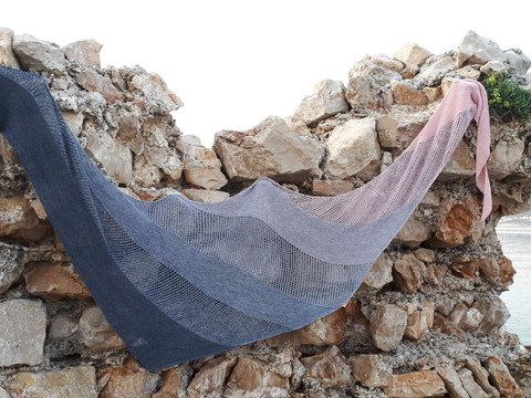 Kamenje ein beidseitig tragbares, asymmetriche Dreieckstuch mit Farbverlauf