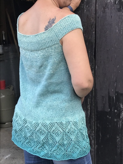 Sommertop mit Carmenkragen im Farbverlauf