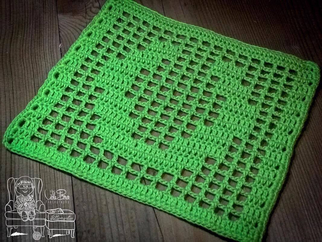 Häkelprobe in leuchtgrün mit regelmäßigen rechteckigen Maschenöffnungen und schlichtem Rand