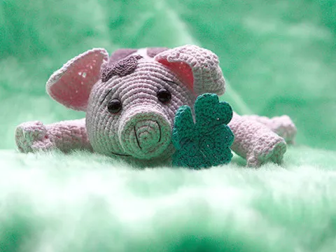 Glücksschwein Häkelanleitung kostenlos für ein Schwein mit Kleeblatt Amigurumi