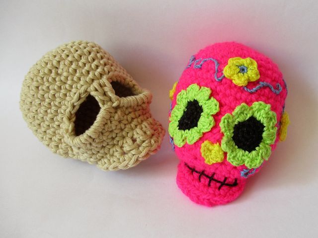 Häkelanleitung Totenschädel mit oder ohne Blumenschmuck