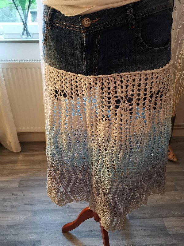 Kurze Jeanshose kombiniert mit Häkelansatz