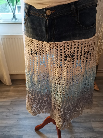 Kurze Jeanshose kombiniert mit Häkelansatz