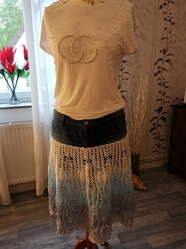 Gehäkelter Midirock mit Farbverlauf am Jeansbund und weißem T
‑Shirt mit Perlenverzierung