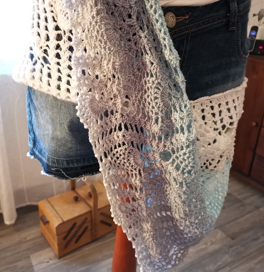 Kurze Jeanshose kombiniert mit Häkelansatz