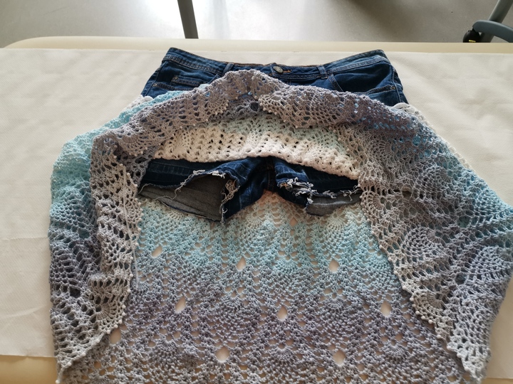 Kurze Jeanshose kombiniert mit Häkelansatz