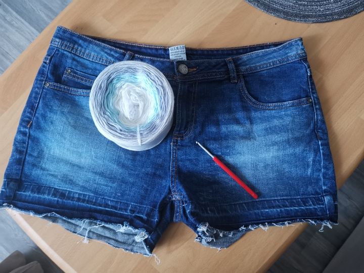 Kurze Jeanshose kombiniert mit Häkelansatz