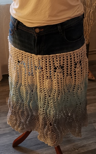 Kurze Jeanshose kombiniert mit Häkelansatz