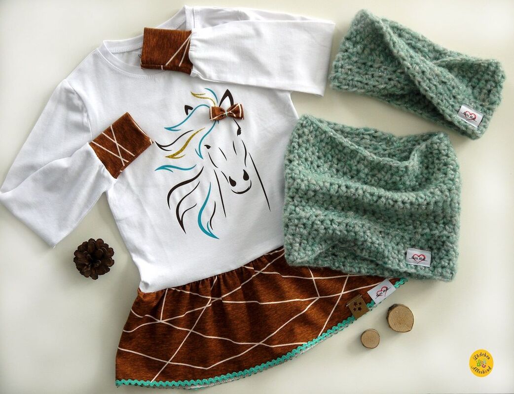 Weißes Langarmshirt mit Pferde-Plott, brauner Rock und mintgrüne Häkel-Accessoires