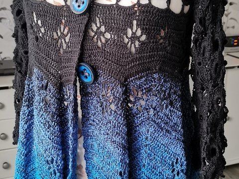 Jacke blauschwarz mit Blütenoptik in der Schulterpasse.