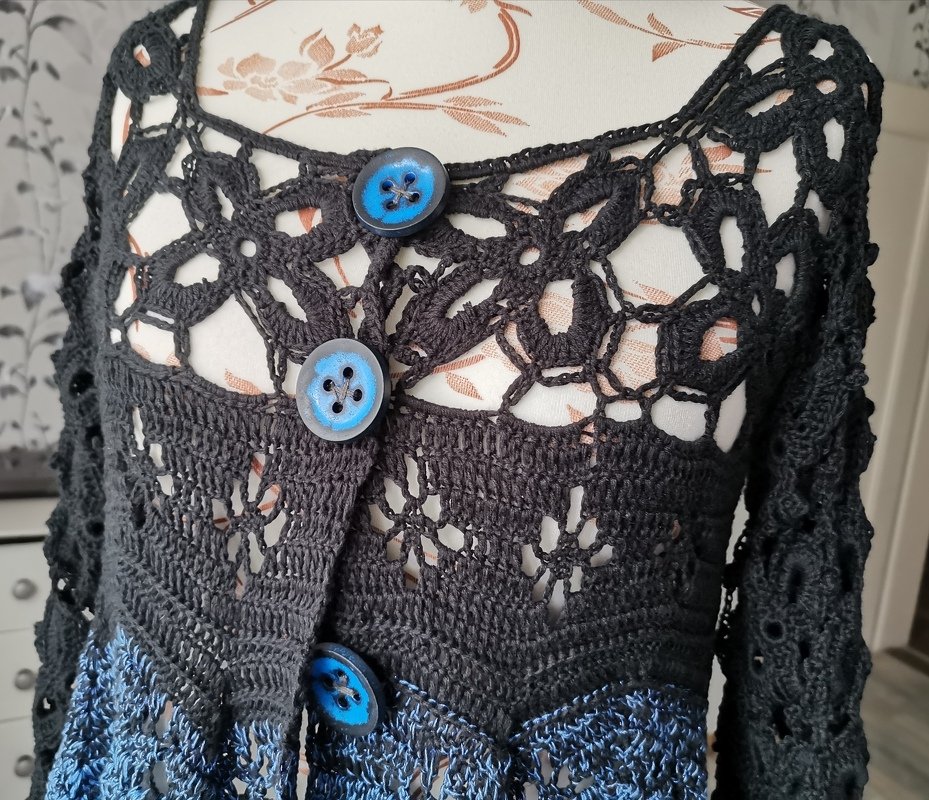 Jacke blauschwarz mit Blütenoptik in der Schulterpasse. - Bild 4