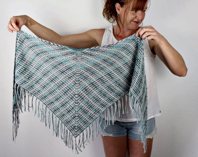 Strickanleitung Tuch einfach – Ponchotuch mit modernem Streifenmuster