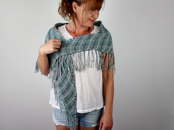 Strickanleitung Tuch einfach – Ponchotuch mit modernem Streifenmuster