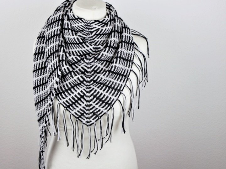 Strickanleitung Tuch einfach – Ponchotuch mit modernem Streifenmuster