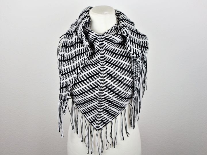 Strickanleitung Tuch einfach – Ponchotuch mit modernem Streifenmuster
