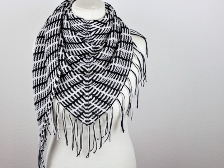 Strickanleitung Tuch einfach – Ponchotuch mit modernem Streifenmuster