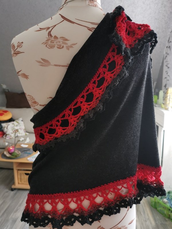 Schwarzer Wickelschal mit roter gehäkelter Bordüre auf Schneiderpuppe
