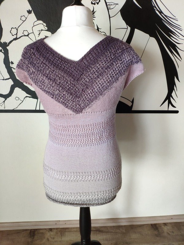 Mannequin mit gestricktem Damen-Top, V-Ausschnitt und lila Farbverlauf