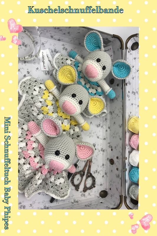 Mini-Schnuffeltuch-Set: drei gehäkelte Tierköpfe auf grauem Granny-Muster, Garnknäuel und Schere daneben