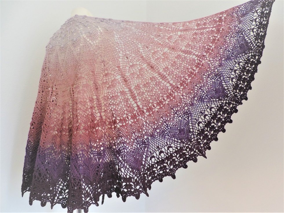 Halbrundiges Häkel­tuch mit Lochmuster, segmentierter Struktur und gezacktem Spitzensaum