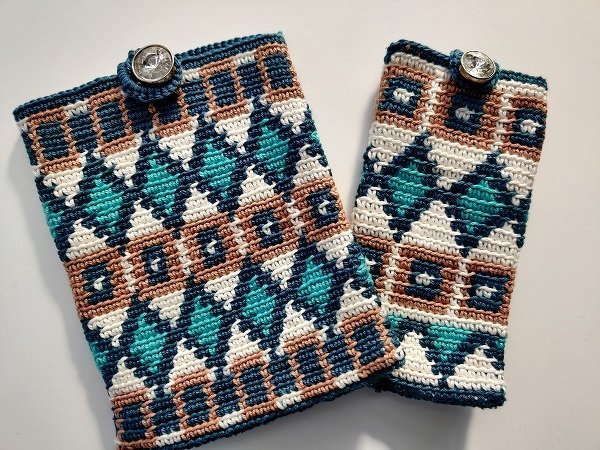 eBook-Reader- und Handy-Hülle „Mikean“ mit Tapestry-Technik gehäkelt