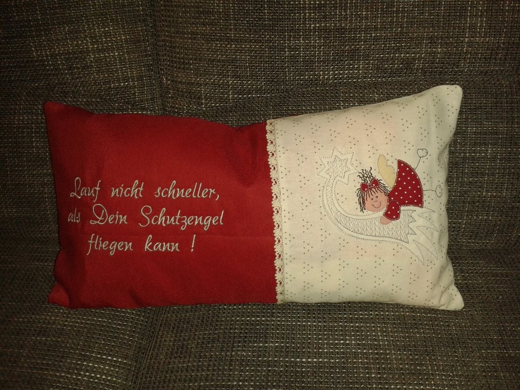 Zweifarbiges Kissen mit Schutzengel-Stickerei und Spruch