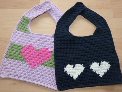 Häkelanleitung für Lätzchen mit eingehäkelten Herzen in 2 Größen