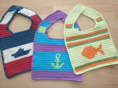 Häkelanleitung für Lätzchen mit eingehäkelten maritimen Motiven