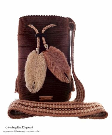 Pattern: macramé feathers, accessory for the cord or zipper of a mochila, bag, backpack etc.