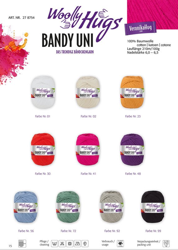 Zehn farbige Knäuel Uni‑Bändchengarn mit Produktetiketten; Angaben: 100% Baumwolle, 210 m/100 g, Nadelstärke 6–6,5 mm.