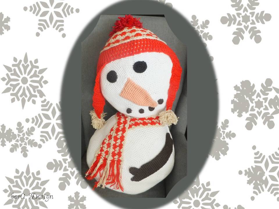 Gehäkelter Schneemann mit rot-weiß gestreifter Mütze, Schal, schwarzen Augen und oranger Nase
