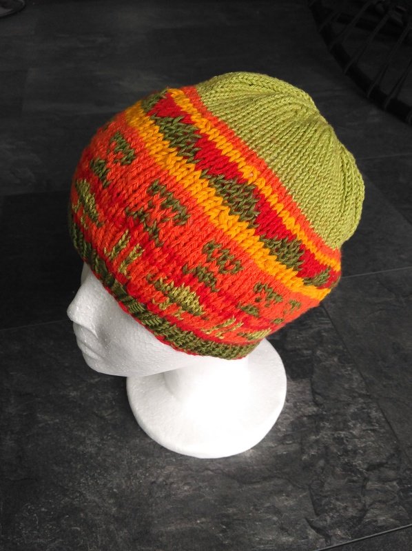 Bunte gestrickte Mütze auf weißem Kopfmodell