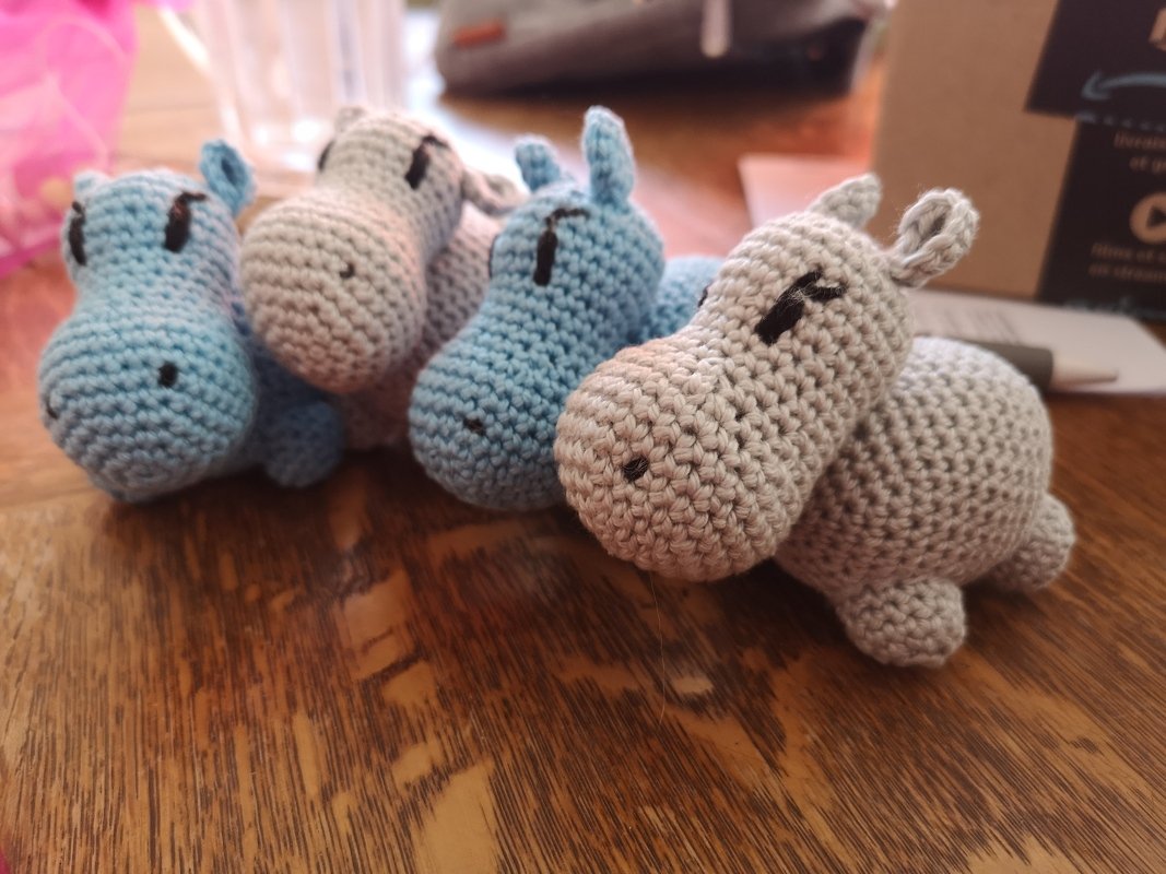 Nahaufnahme eines gehäkelten Nilpferds mit sichtbaren Maschen und bestickten Augen