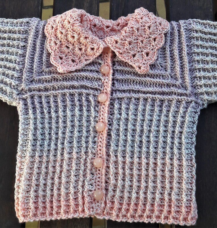 Gehäkelte kurzärmelige Babyjacke grau-rosa mit Rippstruktur, Muschelkragen und rosa Knöpfen