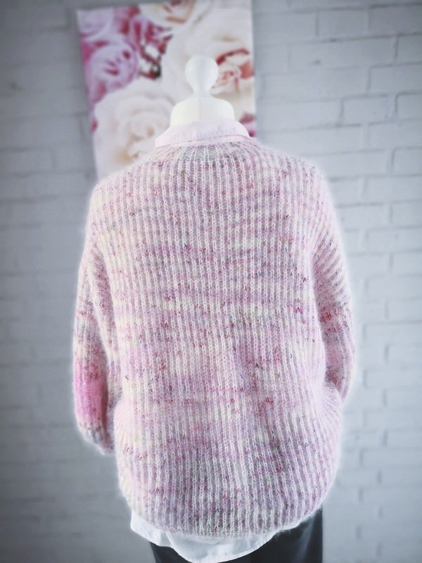 Rückansicht einer rosa-melierten, flauschigen Strickjacke mit Rippenmuster auf einer Schneiderpuppe