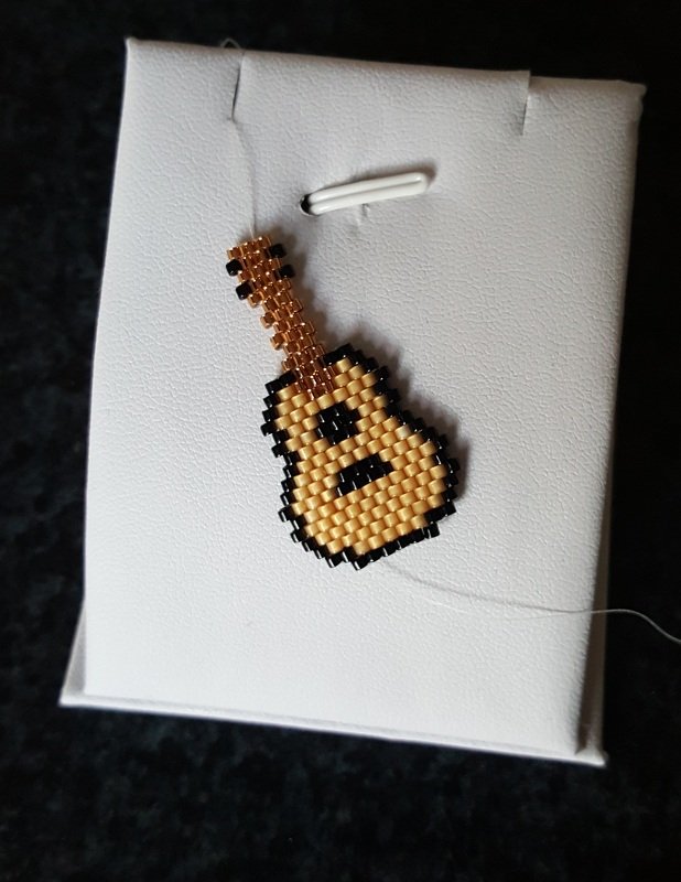 kleine Gitarre / Anhänger / Ohrring - Bild 3