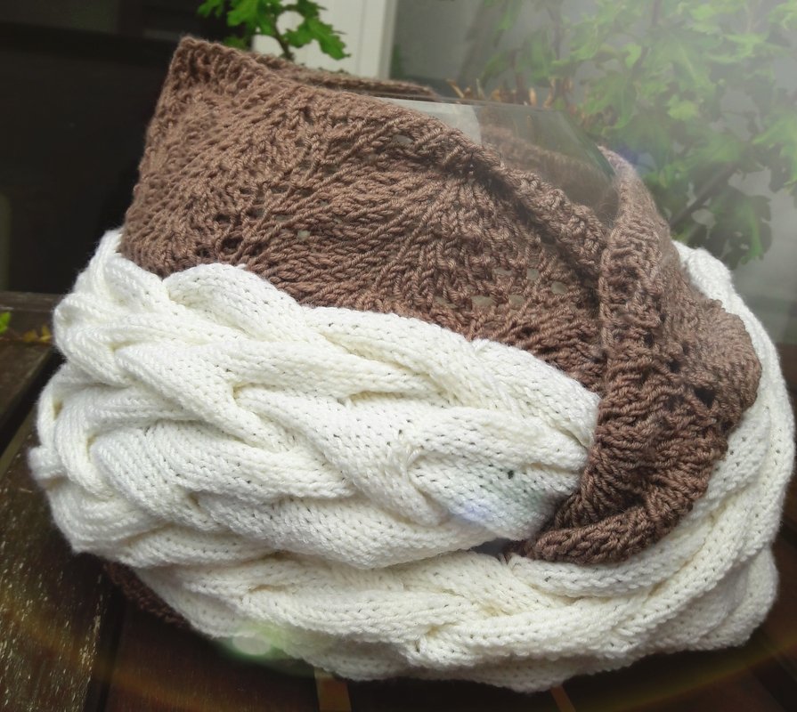 Gestrickter Loop-Schal in Cremeweiß und Braun mit Zopfmuster und Ajourdetails