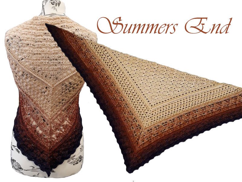 Gehäkeltes Dreieckstuch in Beige–Braun mit sanftem Farbverlauf und filigranem Lochmuster