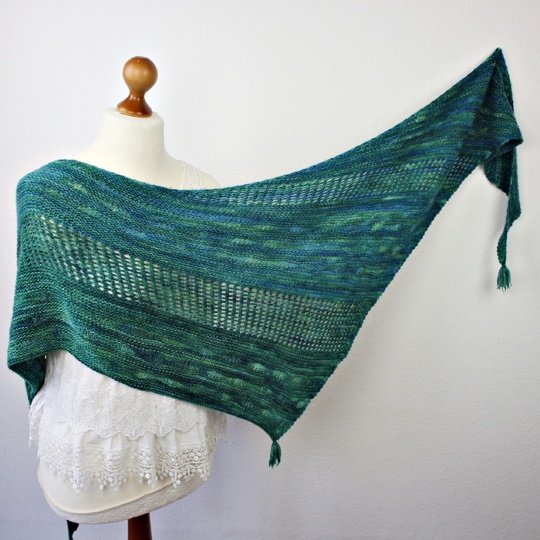 Strickanleitung Tuch einfach – asymmetrisches Dreieckstuch mit Lochmuster