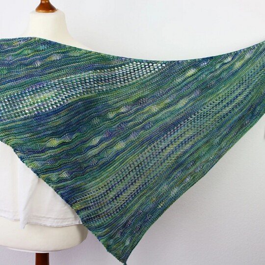 Strickanleitung Tuch einfach – asymmetrisches Dreieckstuch mit Lochmuster