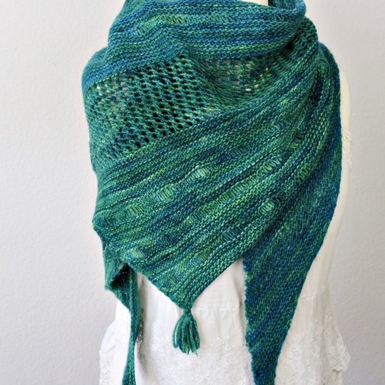 Strickanleitung Tuch einfach – asymmetrisches Dreieckstuch mit Lochmuster