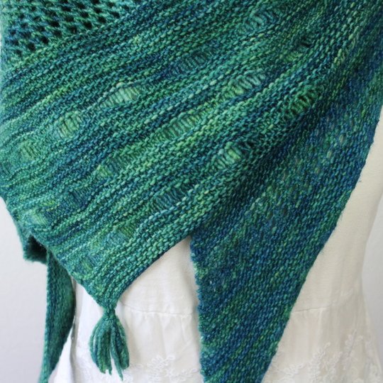 Strickanleitung Tuch einfach – asymmetrisches Dreieckstuch mit Lochmuster