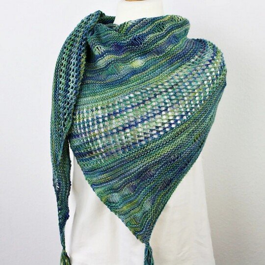 Strickanleitung Tuch einfach – asymmetrisches Dreieckstuch mit Lochmuster