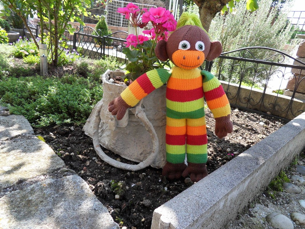 Gestrickter gestreifter Amigurumi-Affe als Strickmuster-Referenz