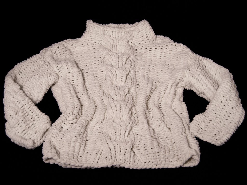 Weißer, grob gestrickter Kinderpullover mit Zopfmuster und Stehkragen