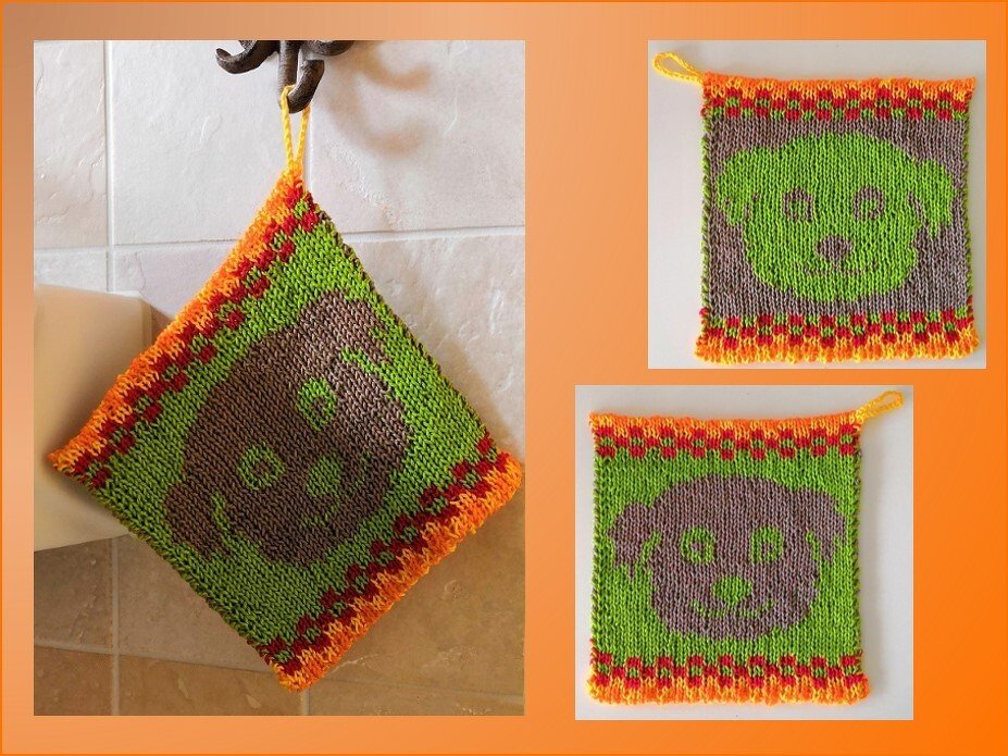 Quadratischer gestrickter Topflappen mit Hundemotiv in Grün und Braun, gelbe Schlaufe